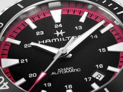 Hamilton Khaki Navy Scuba Auto Edelstahl 40mm schwarzes Zifferblatt pinkes Kautschukband – Herrenuhren Uhr mit Datum aus Edelstahl und Kautschuk. Das Gehäuse ist rund und silber. Das Kautschuk / Kunststoff / Silikon Armband ist pink. Das Zifferblatt ist arabisch Index und schwarz. – Ansicht 3