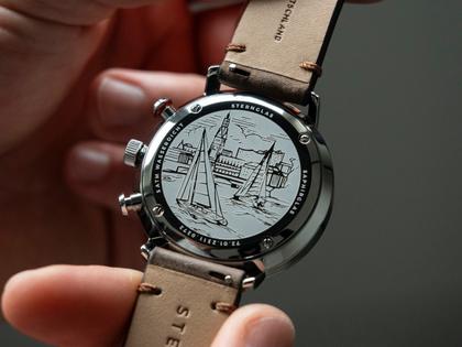 Sternglas Hamburg Chrono Quarz Edelstahl 42mm weißes Zifferblatt braunes Lederband – Herrenuhren Chronograph aus Edelstahl. Das Gehäuse ist rund und silber. Das Lederarmband ist braun. Das Zifferblatt ist arabisch Index und weiß. – Ansicht 10