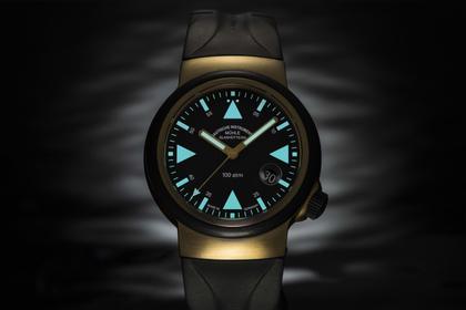 Mühle Glashütte S.A.R. Rescue-Timer Gold Limited Edition Automatik Gelbgold 42mm schwarzes Zifferblatt schwarzes Kautschukband – Herrenuhren Uhr mit Datum aus 750 Gelbgold, Edelstahl und PVD beschichtet. Das Gehäuse ist rund und gelbgold. Das Kautschuk / Kunststoff / Silikon Armband ist schwarz. Das Zifferblatt ist ein Index in schwarz. – Ansicht 3