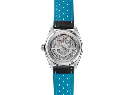 TAG Heuer Carrera Day-Date Automatik Edelstahl 41mm schwarzes Zifferblatt schwarzes Lederband – Herrenuhren Uhr mit Datum aus Edelstahl und Leder. Das Gehäuse ist rund und silber. Das Lederarmband ist schwarz. Das Zifferblatt ist ein Index in schwarz. – Ansicht 2