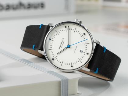 Sternglas Naos Edition Bauhaus X Blau Automatik Edelstahl 38mm beiges Zifferblatt schwarzes Lederband – Herrenuhren Uhr mit Datum aus Edelstahl. Das Gehäuse ist rund und silber. Das Lederarmband ist schwarz. Das Zifferblatt ist ein Index in beige. – Ansicht 6