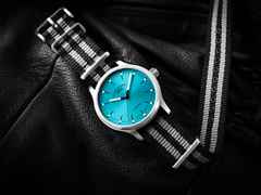 Mühle Glashütte Panova Türkisblau Automatik Edelstahl 40mm schwarz-weißes Textilband – Herrenuhren Uhr ohne Datum aus Edelstahl. Das Gehäuse ist rund und silber. Das Textilarmband ist schwarz. Das Zifferblatt ist ein Index in blau. – Ansicht 2