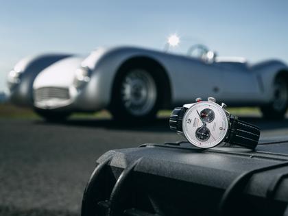 Union Glashütte Noramis Chronograph Sachsen Classic 2025 Limited Edition Automatik Edelstahl 42mm silberfarbenes Zifferblatt schwarzes Lederband – Herrenuhren Chronograph aus Edelstahl und Leder. Das Gehäuse ist rund und silber. Das Lederarmband ist schwarz. Das Zifferblatt ist arabisch Index und silber. – Ansicht 7