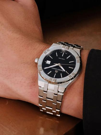 Maurice Lacroix Aikon Quartz Edelstahl 40mm schwarzes Zifferblatt Metallband – Herrenuhren Uhr mit Datum aus Edelstahl, PVD beschichtet und vergoldet. Das Gehäuse ist rund und silber. Das Edelstahlarmband ist silber. Das Zifferblatt ist ein Index in schwarz. – Ansicht 3