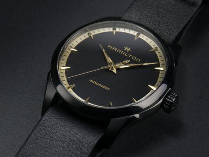 Hamilton Jazzmaster Auto Edelstahl PVD-Schwarz 36mm schwarzes Zifferblatt schwarzes Lederband – Herrenuhren Uhr ohne Datum aus Edelstahl, Leder und PVD beschichtet. Das Gehäuse ist rund und schwarz. Das Lederarmband ist schwarz. Das Zifferblatt ist ein Index in schwarz. – Ansicht 5