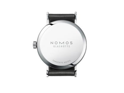 Nomos Glashütte Tangente 38 Handaufzug Edelstahl 38mm weißes Zifferblatt schwarzes Lederband Stahlboden – Herrenuhren Uhr ohne Datum aus Edelstahl und Leder. Das Gehäuse ist rund und silber. Das Lederarmband ist schwarz. Das Zifferblatt ist arabisch Index und weiß. – Ansicht 2