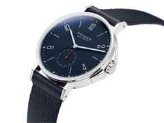 Nomos Glashütte Ahoi Atlantik Automatik Glasboden – Herrenuhren Uhr ohne Datum aus Edelstahl. Das Gehäuse ist rund und silber. Das Textilarmband ist blau. Das Zifferblatt ist arabisch Index und blau. – Ansicht 3
