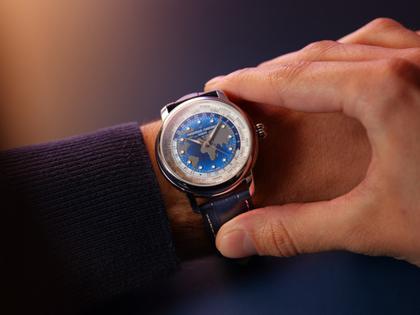 Frederique Constant Manufacture Classic Worldtimer Automatik Edelstahl 40mm blaues Zifferblatt blaues Lederband – Herrenuhren Uhr ohne Datum aus Edelstahl und Leder. Das Gehäuse ist rund und silber. Das Lederarmband Kroko / Alligator ist blau. Das Zifferblatt ist ein Index in blau. – Ansicht 6