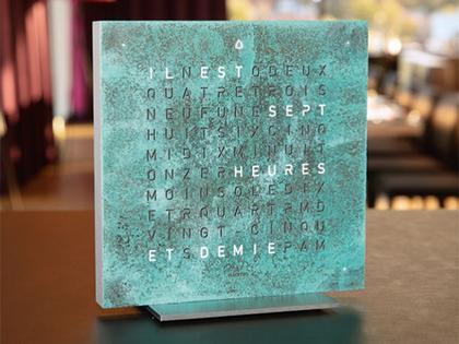 Qlocktwo Earth 13.5 Creator's Edition Vintage Copper mit Aluminumgehäuse – Großuhren Tischuhr aus Aluminium und Edelstahl. Das Gehäuse ist quadratisch und silber. Das Zifferblatt ist digital und grün. – Ansicht 2