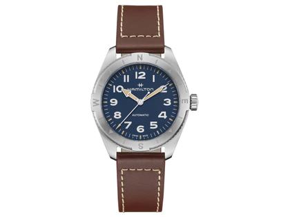 Hamilton Khaki Field Expedition Automatik Edelstahl 41mm dunkelblaues Zifferblatt braunes Lederband – Herrenuhren Uhr ohne Datum aus Edelstahl und Leder. Das Gehäuse ist rund und silber. Das Edelstahlarmband ist braun. Das Zifferblatt ist arabisch und blau.