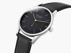 Nomos Glashütte Orion neomatik 41 Datum New Black Automatik Edelstahl schwarzes Zifferblatt schwarzes Lederband Glasboden – Herrenuhren Uhr mit Datum aus Edelstahl, Leder und rhodiniert. Das Gehäuse ist rund und silber. Das Lederarmband ist schwarz. Das Zifferblatt ist ein Index in schwarz. – Ansicht 4