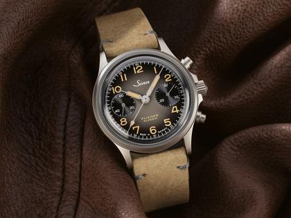 Sinn Spezialuhren 356 FLIEGER Klassik AS E Chronograph Automatik Edelstahl 38,5mm graues Zifferblatt beiges Lederband – Herrenuhren Chronograph aus Edelstahl und Leder. Das Gehäuse ist rund und grau. Das Lederarmband ist beige. Das Zifferblatt ist arabisch und anthrazit. – Ansicht 4