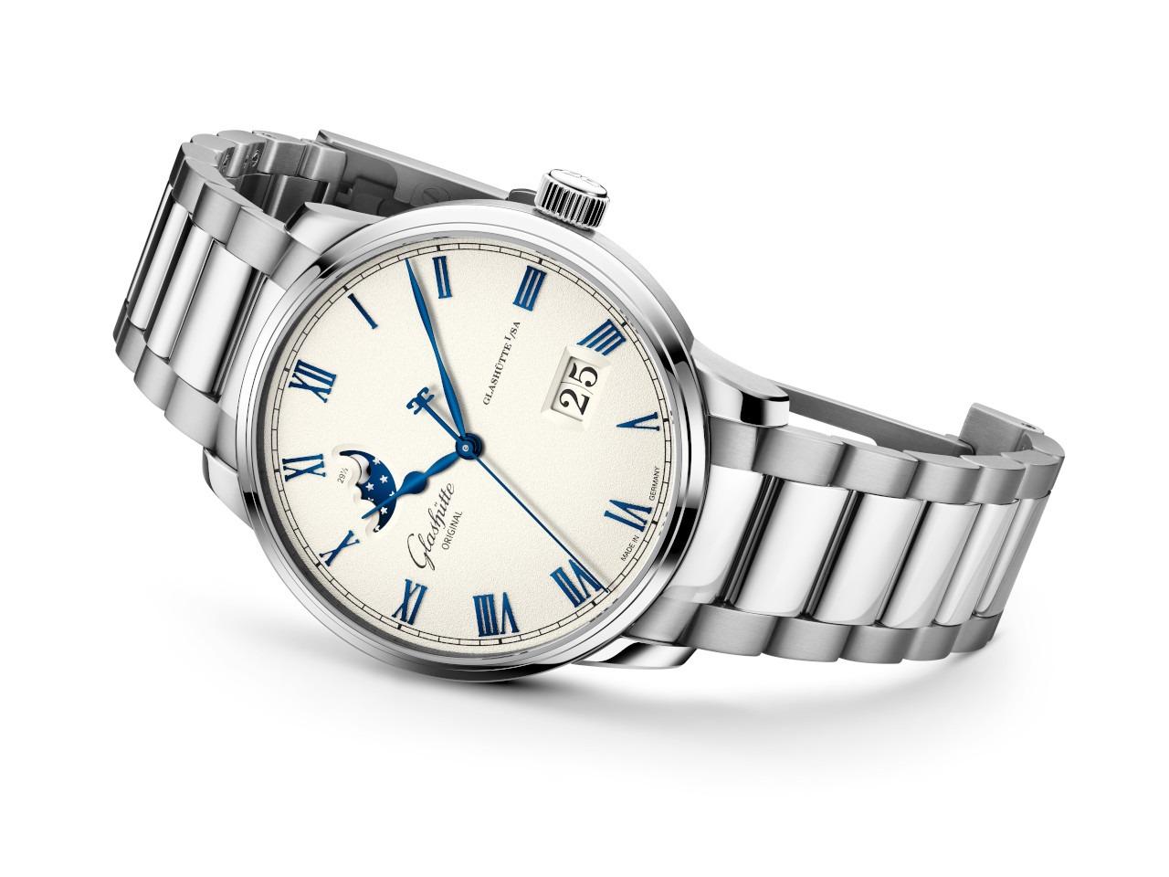 Glashütte Original Senator Excellence Panoramadatum Mondphase Automatik Edelstahl 40mm Frostsilber Zifferblatt Metallband – Herrenuhren Uhr mit Datum aus Edelstahl. Das Gehäuse ist rund und silber. Das Edelstahlarmband ist silber. Das Zifferblatt ist römisch und silber. – Ansicht 2