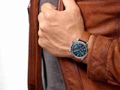 Longines Avigation Bigeye Automatik Titan 41mm blaues Zifferblatt braunes Lederband – Herrenuhren Chronograph aus Titan. Das Gehäuse ist rund und silber. Das Lederarmband ist braun. Das Zifferblatt ist arabisch und blau. – Ansicht 4