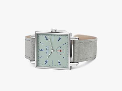 Nomos Glashütte Tetra Petit Four Matcha Handaufzug Edelstahl 29mm grünes Zifferblatt graues Lederband Stahlboden – Damenuhren Uhr ohne Datum aus Edelstahl. Das Gehäuse ist quadratisch und silber. Das Lederarmband ist grau. Das Zifferblatt ist arabisch Index und grün. – Ansicht 2