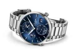 Glashütte Original Senator Cosmopolite Automatik Edelstahl 44mm blaues Zifferblatt Metallband – Herrenuhren Uhr mit Datum aus Edelstahl. Das Gehäuse ist rund und silber. Das Edelstahlarmband ist silber. Das Zifferblatt ist ein Index in blau. – Ansicht 2