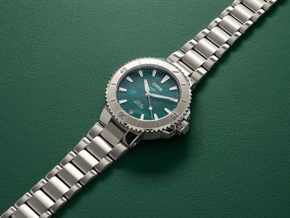 Oris X Bracenet Aquis Date Automatik 36,5mm Edelstahl grünes Zifferblatt Metallband – Damenuhren Uhr mit Datum aus Edelstahl. Das Gehäuse ist rund und silber. Das Edelstahlarmband ist silber. Das Zifferblatt ist ein Index in grün. – Ansicht 2