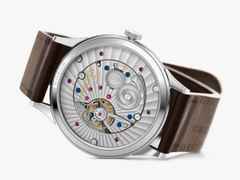 Nomos Glashütte Minimatik 39 Datum Handaufzug Edelstahl weißes Zifferblatt braunes Lederband – Herrenuhren Uhr mit Datum aus Edelstahl. Das Gehäuse ist rund und silber. Das Lederarmband ist braun. Das Zifferblatt ist arabisch Index und weiß. – Ansicht 3