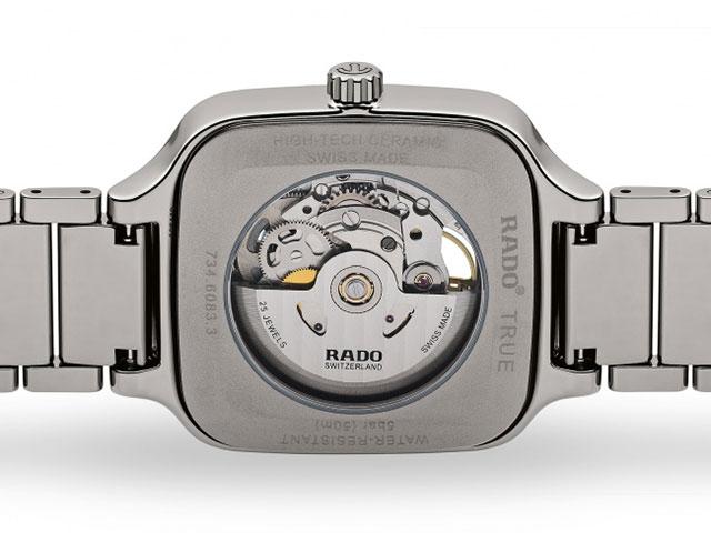 Rado True Square Automatik Keramik grau Open Heart Keramikband – Herrenuhren Uhr ohne Datum aus Keramik. Das Gehäuse ist quadratisch und grau. Das Keramikarmband ist grau. Das Zifferblatt ist skelettiert und blau. – Ansicht 2
