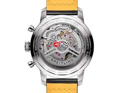 Breitling Top Time B01 Chevrolet Corvette Automatik Edelstahl 41mm rotes Zifferblatt schwarzes Lederband – Herrenuhren Chronograph aus Edelstahl. Das Gehäuse ist rund und silber. Das Lederarmband ist schwarz. Das Zifferblatt ist ein Index in rot. – Ansicht 2