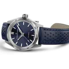Hamilton Jazzmaster Performer Auto Edelstahl 34mm dunkelblaues Zifferblatt dunkelblaues Lederband – Damenuhren Uhr ohne Datum aus Edelstahl und Leder. Das Gehäuse ist rund und silber. Das Lederarmband ist blau. Das Zifferblatt ist ein Index in blau. – Ansicht 3