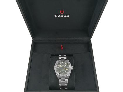 Juwelier Roller Tudor Black Bay Pro Automatik Edelstahl 39mm schwarzes Zifferblatt Metallband M79470-0001 Full Set Occasion – Herrenuhren Uhr mit Datum aus Edelstahl. Das Gehäuse ist rund und silber. Das Edelstahlarmband ist silber. Das Zifferblatt ist ein Index in schwarz. – Ansicht 3