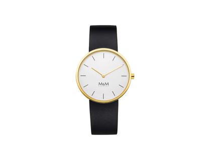 M&M Circle Line Quarz Edelstahl IP-Gelbgold 34mm silbernes Zifferblatt schwarzes Lederband – Damenuhren Uhr ohne Datum aus Edelstahl, IP beschichtet und vergoldet. Das Gehäuse ist rund und gelbgold. Das Lederarmband ist schwarz. Das Zifferblatt ist ein Index in silber.