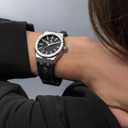 Maurice Lacroix Aikon Quarz Edelstahl 35mm schwarzes Zifferblatt schwarzes Kautschukband – Damenuhren Uhr mit Datum aus Edelstahl, Kautschuk, PVD beschichtet und vergoldet. Das Gehäuse ist rund und silber. Das Kautschuk / Kunststoff / Silikon Armband ist schwarz. Das Zifferblatt ist ein Index in schwarz. – Ansicht 3