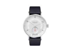 Nomos Glashütte Autobahn neomatik 41 Datum Automatik Edelstahl 41mm weißes Zifferblatt schwarzes Textilband – Herrenuhren Uhr mit Datum aus Edelstahl. Das Gehäuse ist rund und silber. Das Textilarmband ist blau. Das Zifferblatt ist arabisch Index und weiß.