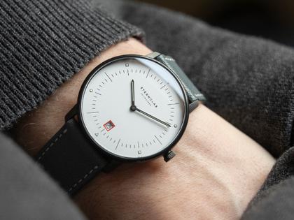 Sternglas Naos Edition Bauhaus III Quarz Edelstahl Schwarz-PVD 38mm weißes Zifferblatt graues Lederband – Herrenuhren Uhr mit Datum aus Edelstahl, Leder und PVD beschichtet. Das Gehäuse ist rund und schwarz. Das Lederarmband ist grau. Das Zifferblatt ist arabisch Index und weiß. – Ansicht 7
