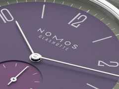 Nomos Glashütte Tangente 38 Datum "175 Years Watchmaking - Mauvegrün" Handaufzug Edelstahl violettes Zifferblatt graues Textilband Glasboden – Herrenuhren Uhr mit Datum aus Edelstahl. Das Gehäuse ist rund und silber. Das Textilarmband ist grau. Das Zifferblatt ist arabisch Index und lila. – Ansicht 6