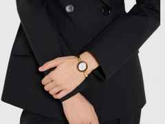 Gucci Play Quarz Edelstahl Gelbgold-PVD 28mm weißes Zifferblatt goldfarbene Armspange – Damenuhren Uhr ohne Datum aus Edelstahl, Keramik und PVD beschichtet. Das Gehäuse ist rund und gelbgold. Das Edelstahlarmband ist gelbgold. Das Zifferblatt ist ein Index in weiß. – Ansicht 6