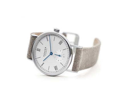 Nomos Glashütte Ludwig 33 Handaufzug Edelstahl weißes Zifferblatt braunes Lederband Glasboden – Damenuhren Uhr ohne Datum aus Edelstahl und Leder. Das Gehäuse ist rund und silber. Das Lederarmband ist beige. Das Zifferblatt ist römisch Index und weiß. – Ansicht 3