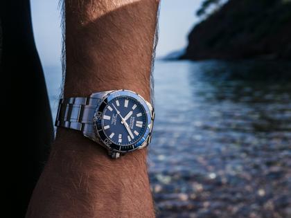 Union Glashütte Belisar  Datum Sport Pro Automatik Edelstahl 42mm blaues Zifferblatt Metallband – Herrenuhren Uhr mit Datum aus Edelstahl. Das Gehäuse ist rund und silber. Das Edelstahlarmband ist silber. Das Zifferblatt ist ein Index in blau. – Ansicht 2