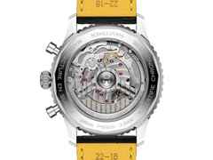 Breitling Navitimer B19 Chronograph 43 Perpetual Calendar Automatik Edelstahl eisblaues Zifferblatt schwarzes Lederband – Herrenuhren Chronograph aus 950 Platin, Edelstahl und Leder. Das Gehäuse ist rund und silber. Das Lederarmband Kroko / Alligator ist schwarz. Das Zifferblatt ist ein Index in blau. – Ansicht 3