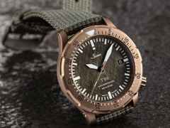 Sinn Spezialuhren T50 Goldbronze Automatik Bronze 41mm graues Zifferblatt graues Textilband Limited Edition – Herrenuhren Uhr mit Datum aus Bronze und Edelstahl. Das Gehäuse ist rund und bronze. Das Textilarmband ist grau. Das Zifferblatt ist ein Index in braun. – Ansicht 4
