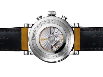 Erwin Sattler Chronograph 66 Automatik Edelstahl 44mm bronzefarbenes Zifferblatt braunes Lederband limitiert – Herrenuhren Chronograph aus Bronze, Edelstahl und Leder. Das Gehäuse ist rund und silber. Das Lederarmband ist braun. Das Zifferblatt ist arabisch Index und bronze. – Ansicht 2