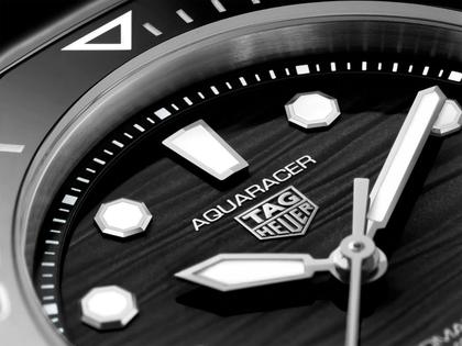 TAG Heuer Aquaracer Professional 300 Date Automatik Edelstahl 36mm schwarzes Zifferblatt Metallband – Damenuhren Uhr mit Datum aus Edelstahl. Das Gehäuse ist rund und silber. Das Edelstahlarmband ist silber. Das Zifferblatt ist ein Index in schwarz. – Ansicht 4