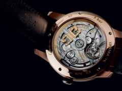 Glashütte Original Senator Excellence Ewiger Kalender Automatik Rotgold 42mm silberfarbenes Zifferblatt braunes Lederband – Herrenuhren Uhr mit Kalender aus 750 Rotgold. Das Gehäuse ist rund und roségold. Das Lederarmband Kroko / Alligator ist braun. Das Zifferblatt ist römisch Index und weiß. – Ansicht 3