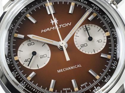 Hamilton American Classic Intra-Matic Chronograph H Handaufzug Edelstahl 40mm braunes Zifferblatt braunes Lederband – Herrenuhren Chronograph aus Edelstahl. Das Gehäuse ist rund und silber. Das Lederarmband ist braun. Das Zifferblatt ist ein Index in braun. – Ansicht 5
