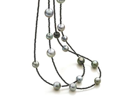 Juwelier Roller | Atelier Collier Silber 100cm mit Tahitiperle und Spinell – Halsschmuck Collier aus 925 Silber.
