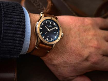 Mühle Glashütte Promare Go Bronze Datum Automatik 42mm blaues Zifferblatt braunes Lederband – Herrenuhren Uhr mit Datum aus Bronze und Edelstahl. Das Gehäuse ist rund und roségold. Das Lederarmband ist braun. Das Zifferblatt ist ein Index in blau. – Ansicht 2