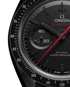 Omega Speedmaster Dark Side of the Moon Chronograph Handaufzug Keramik 44mm schwarzes Zifferblatt schwarzes Textilband – Herrenuhren Chronograph aus Keramik. Das Gehäuse ist rund und schwarz. Das Kautschuk / Kunststoff / Silikon Armband ist schwarz. Das Zifferblatt ist ein Index in schwarz. – Ansicht 3