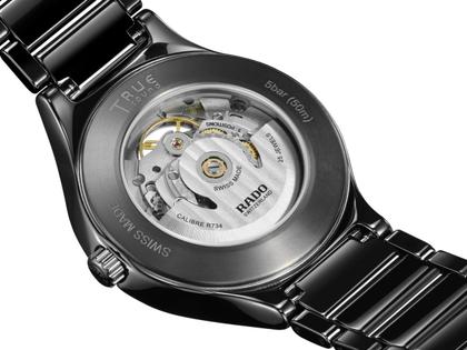 Rado True Round Automatic Open Heart Keramik 40mm schwarzes Zifferblatt schwarzes Keramikband – Herrenuhren Uhr ohne Datum aus Keramik und Titan. Das Gehäuse ist rund und schwarz. Das Keramikarmband ist schwarz. Das Zifferblatt ist ein Index in schwarz. – Ansicht 4
