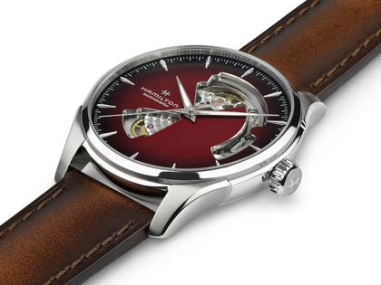 Hamilton Jazzmaster Open Heart Automatik Edelstahl 40mm rotes Zifferblatt rotbraunes Lederband – Herrenuhren Uhr ohne Datum aus Edelstahl und Leder. Das Gehäuse ist rund und silber. Das Lederarmband ist braun. Das Zifferblatt ist ein Index in rot. – Ansicht 2