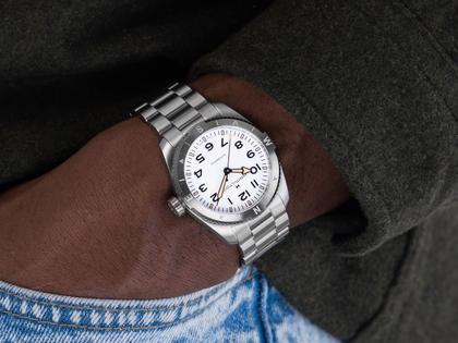 Hamilton Khaki Field Expedition Automatik Edelstahl 41mm weißes Zifferblatt Metallband – Herrenuhren Uhr ohne Datum aus Edelstahl. Das Gehäuse ist rund und silber. Das Edelstahlarmband ist silber. Das Zifferblatt ist ein Index in weiß. – Ansicht 5