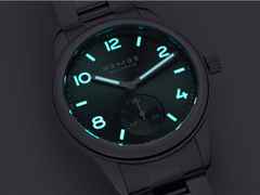Nomos Glashütte Club Sport neomatik 37 Petrol Automatik Edelstahl grünes Zifferblatt Metallband Stahlboden – Herrenuhren Uhr ohne Datum aus Edelstahl. Das Gehäuse ist rund und silber. Das Edelstahlarmband ist silber. Das Zifferblatt ist arabisch Index und grün. – Ansicht 5