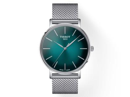 Tissot Everytime Quarz Edelstahl 40mm türkises Zifferblatt Edelstahlband – Herrenuhren Uhr ohne Datum aus Edelstahl. Das Gehäuse ist rund und silber. Das Edelstahlarmband ist silber. Das Zifferblatt ist ein Index in türkis.