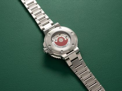 Oris X Bracenet Aquis Date Automatik 36,5mm Edelstahl grünes Zifferblatt Metallband – Damenuhren Uhr mit Datum aus Edelstahl. Das Gehäuse ist rund und silber. Das Edelstahlarmband ist silber. Das Zifferblatt ist ein Index in grün. – Ansicht 3