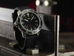 Sinn Spezialuhren EZM 3 Automatik Edelstahl 41mm schwarzes Zifferblatt schwarzes Silikonband – Herrenuhren Uhr mit Datum aus Edelstahl. Das Gehäuse ist rund und silber. Das Kautschuk / Kunststoff / Silikon Armband ist schwarz. Das Zifferblatt ist ein Index in schwarz. – Ansicht 2